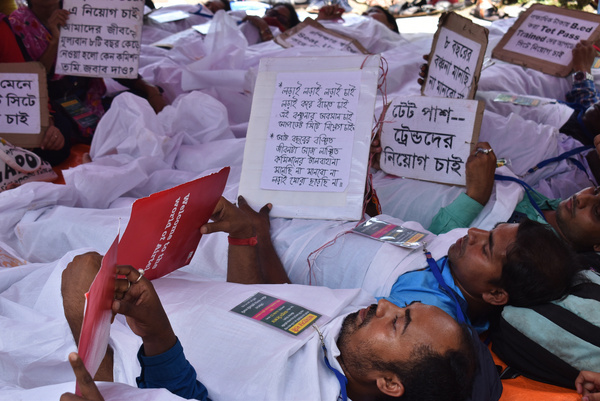 SSC job aspirants walked on a novel protest path. Today, on the hunger stage , they protested in a novel manner by putting white sheets on their bodies against the terrible corruption in the education sector and demanding their jobs.