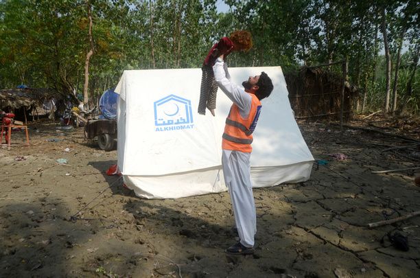 Al-Khidmat Foundation (AKF) established a tent village for flood-affected Afghan refugees at Hassan Khel, district Charsadda. The houses of 180 Afghan refugees residing in Hassan Khel an adjacent locality of Sar Daryab were destroyed in the recent flood.