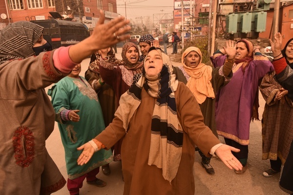 Family members and close relatives held a protest demonstration and shouts slogans in Press Colony Srinagar demanding justice. A youth from Handora area in Tral of south Kashmir’s Pulwama district was allegedly arrested in 2018 and on Wednesday (November, 28, 2022), his family came to know that he has been awarded life imprisonment.
