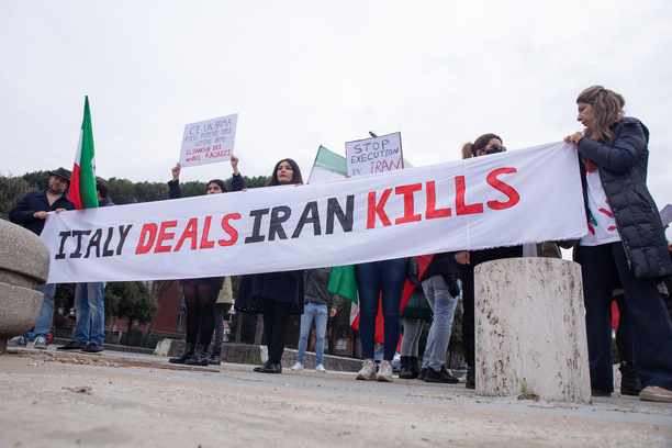 Sit-in organized in front of Foreign Ministry headquarters by Iranian students living in Rome