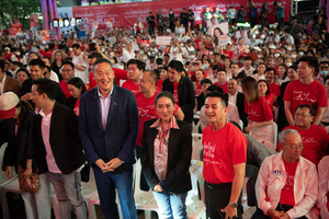 Paethongtarn Shinawatra (C), Chairman of the Engagement and Innovation Advisory Board of The Pheu Thai Party, and Srettha Thavisin (L), Chief Advisor to the Head of the Pheu Thai Family, Help Pheu Thai Party's candidate for the House of Representatives, during a campaign at Stadium one, Banthadthong Road, Pathum Wan district, Bangkok, Thailand, on March 24, 2023.