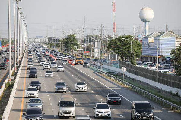Traffic at the Bangpakong Service Area on Sunday evening, the last day of the weekend on Motorway No. 7, Bangkok - Chonburi - Pattaya, people gradually returned to their accommodation to prepare for work on Monday morning.