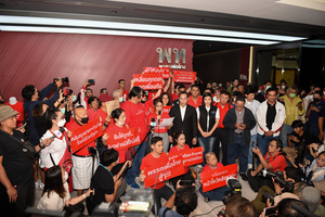party supporter wearing a red shirt, holding up a sign asking the party to withdraw from joining the government led by the Parade Move Forward Party to form the government, at Pheu Thai Party Headquarters, New Petchburi Road, Bangkok, on May 28, 2023.