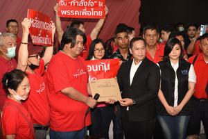 Leader of the red shirt group FC Pheu Thai Party (L), submits documents to Mr. Anusorn Iamsaard (R), deputy secretary of the Committee for Strategy and Political Direction, proposing to withdraw from joining the government organized by the Parade Move Forward Party. Government, Pheu Thai Party Head Office Area, New Petchburi Road, Bangkok, on May 28, 2023.