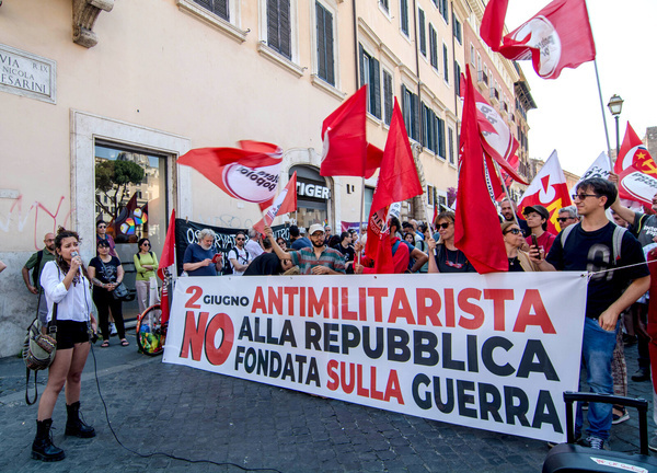 Mobilisation in Rome against the war and against the sending of weapons, against the government and against NATO. The date chosen was 2 June, Republic Day, while at the same time a parade was being held at the Fori Imperiali, a few hundred metres away from the garrison.