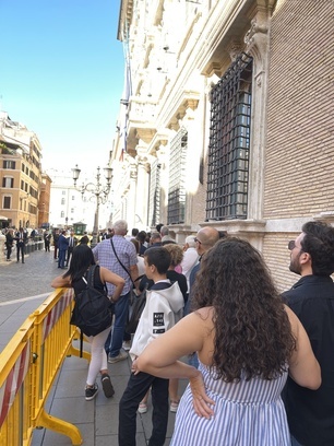 Ordinary citizens lined up to pay their last respects to President Emeritus Giorgio Napolitano at Palazzo Madama, seat of the Senate of the Republic. In the photos you can also see the deputies Maria Elena Boschi and Enrico Letta, accompanied by their collaborators. The secular state funeral will be held on Tuesday in Montecitorio.