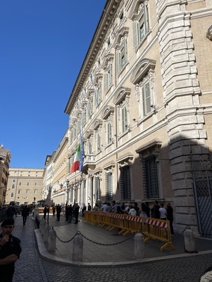 Ordinary citizens lined up to pay their last respects to President Emeritus Giorgio Napolitano at Palazzo Madama, seat of the Senate of the Republic. In the photos you can also see the deputies Maria Elena Boschi and Enrico Letta, accompanied by their collaborators. The secular state funeral will be held on Tuesday in Montecitorio.