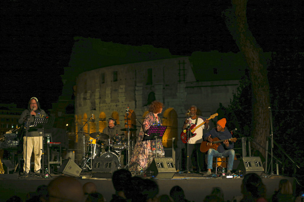 Sarah Jane Morris and New Band Queen return from London to Jazz&Image at Parco del Celio in Rome. The artist has re-proposed songs of other rearranged and interpreted in Key jazz and its beautiful black voice.