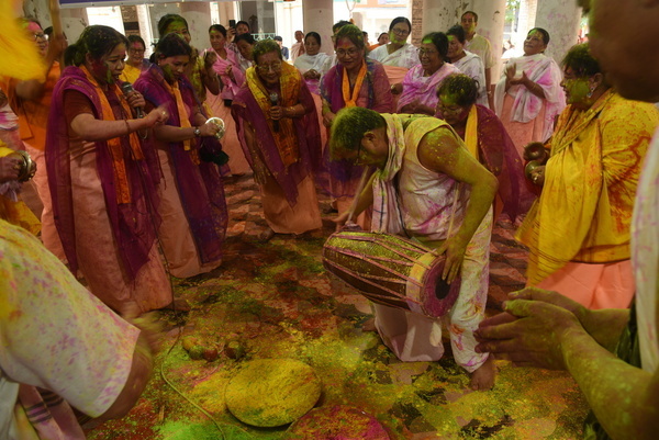 People of Manipur celebrate Holi festival at Manipur Raj Bari, this holy place far from 120 km Kolkata. This colorful festival starts with offering to Lord Krishna. Dancing and singing are the interesting part of this festival.