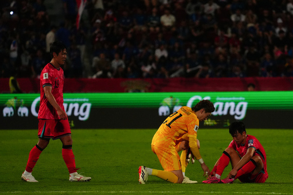JO Hyeonwoo (G) Korea Republic(Yellow Shirt) greets teammates. After defeating the Thai national team in the FIFA World Cup Qualifying (Group C) Thailand 0 - 3 Korea Republic at Rajamangala Stadium on March 26th, 2024 in Bangkok, Thailand.