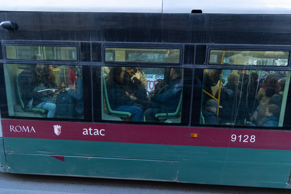 The line 8 tram passes in front of the sit-in organized by anarchists in Largo Arenula in Rome
