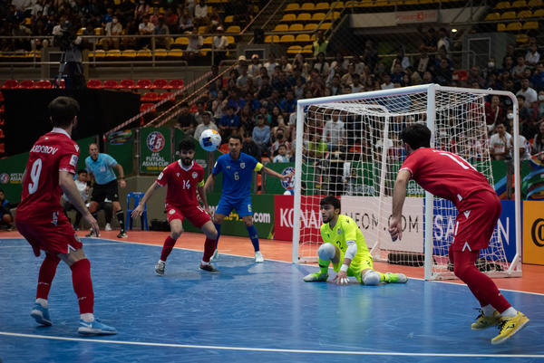 The AFC Futsal Asian Cup Thailand 2024 semi-finals match between Thailand(blue Kit) and Tajikistan(red Kit) at Hua Mark Indoor Stadium on April 26, 2024. in Bangkok.
AET: Thailand 3 - 3 Tajikistan (on PEN 6-5) Thailand win in the penalty shootout advanced to Final Match.