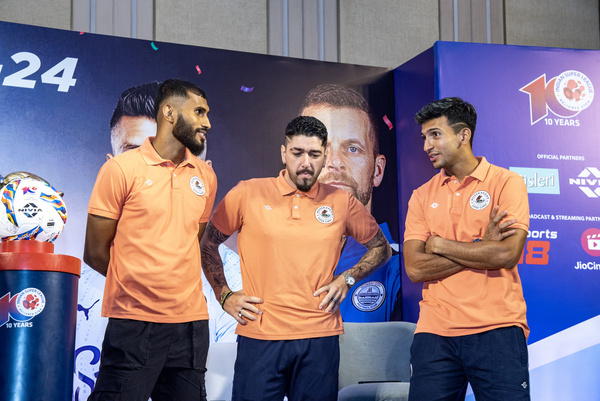 Pre-match press conference on 3rd May,2024 at a luxarious hotel before the final(on 4th May,2024) of 10th Indian Super League 2023-24 of two finalist team; Mohunbagan Super Giant(MBSG) and Mumbai City FC(MCFC).
MBSG captain Subhasish Bose with his team member Dimitri Petratos, Sahal Abdul Samad.