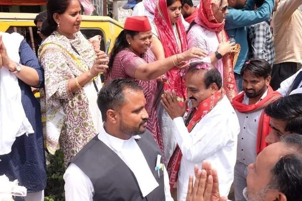 Samajwadi Party 51 Phulpur Lok Sabha candidate Amar Nath Singh Maurya file the nomination on Saturday in district Prayagraj, Uttar Pradesh. 
Samajwadi Party has declared Amar Nath Singh Maurya as its candidate from Phulpur assembly constituency. Maurya has been the President of District Cooperative Bank. BJP has made Praveen Singh Patel its candidate from here.