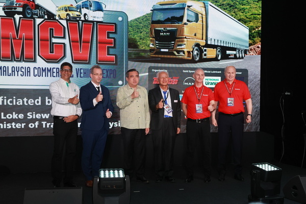 Token of appreciation to the Malaysia transport minister at the Malaysia Commercial Vehicle Expo 2024.