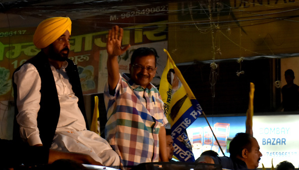 delhi chief minister arvind kejriwal and punjab chief minister bhagwant mann at a joint road show in new delhi