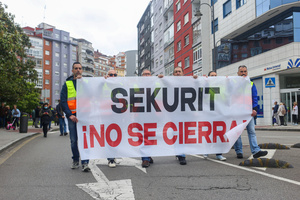 Avilés, Spain, 16th May, 2024: One of the banners of the demonstration with "Sekurit, It does not close!" during the Demonstration for the future of Saint Gobain, on May 16, 2024, in Avilés, Spain.