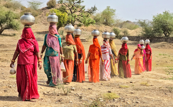 Barmer-water crisis in kojanio ki dhani in Barmer in Rajasthan photo by shaukat ahmed