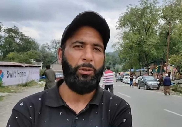 Srinagar, May 18 .5.2024 : A former Sarpanch who was attacked by militant in South Kashmir's Shopian district late this evening succumbed to his injuries.
A top police officer told , that terrorists fired upon Ex sarpanch Aijaz Ahamd Shikeh of Hirpora Shopian and injured him critically, however he succumbed to his injuries at a hospital.