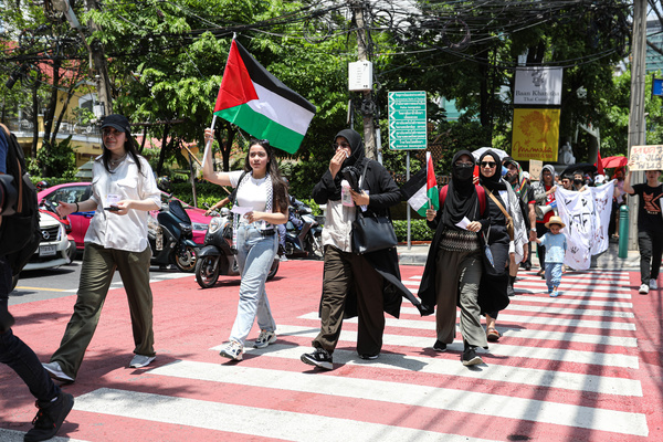 Thai and foreign pro-Palestinian groups in Thailand protest operations in the Gaza Strip. and called for an immediate ceasefire in front of the British embassy before walking to the German embassy and the US embassy.