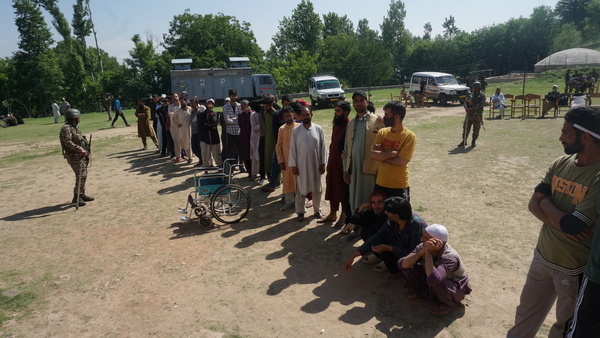 Kashmiri Voters queue up to cast their ballots at a polling station during the fifth phase of voting in India's massive election, in Rathson Village in Kashmir on May 20, 2024. India's election is conducted in seven phases over six weeks to ease the immense logistical burden of staging the democratic exercise in the world's most populous country.
