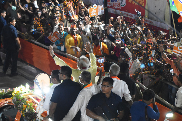 Prime Minister Narendra Modi held a road show in Kolkata ahead of the last round of Lok Sabha polls. Narendra Modi is the first Prime Minister to come to Kolkata to campaign and participate in a road show.