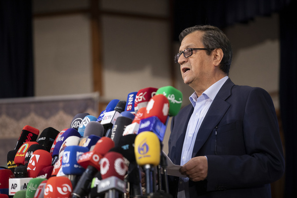 Former Iran's Central Bank Governor Abdolnasser Hemmati speaks with media during a press conference for the June 28 presidential election at the Interior Ministry.