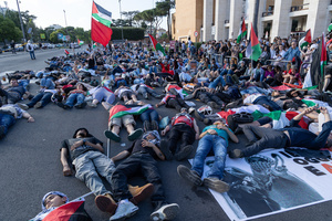 A group of students lay down on the ground in a sign of solidarity with the Palestinian population who died in Rafah due to attacks by the Israeli army