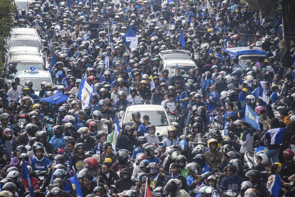 Thousands of Persib Bandung supporters called Bobotoh, celebrated the Persib Bandung Indonesian League 1 championship trophy in an open parade in Bandung. Persib Bandung managed to become champions of the League 1 series by beating Madura United with an aggregate score of 6-1 in the final match.
