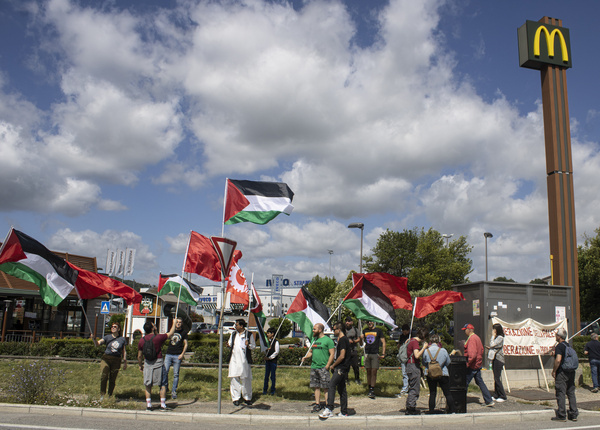 Unions, movements and activists block the Orte motorway toll booth for Palestine. Mc Donald's, a few meters away, is denounced for having financed the Israeli army during the attacks on the refugee camp.