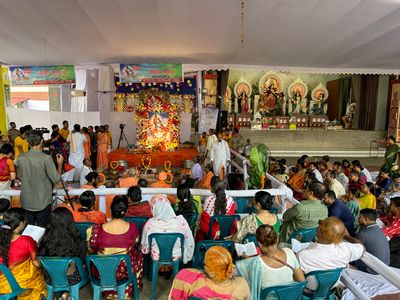 Janmashtami, the birth anniversary of Lord Krishna, was celebrated across the country on Wednesday with processions, discussion meetings, recitation of Shrimad Bhagat, evening aarti, kirtan, cultural programs, theme-based seminars, and other programs. On this day, the traditional religion celebrated the day with the belief that Shri Krishna appeared on earth by lighting the house of Mother Devaki and Baba Basudev in the Kangs jail in Mathura to suppress evil and nurture discipline. The procession started from Dhakeshwari Temple at 4:30 p.m. on Wednesday to mark the day. Awami League General Secretary and Road Transport and Bridges Minister Obaidul Quader and Dhaka South City Corporation Mayor Sheikh Fazle Noor Taposh inaugurated the procession.
The procession passed through Palashi Mor, Jagannath Hall, Central Shaheed Minar, Doyel Chattar, High Court, Bangabazar, Nagar Bhaban, Golapshah Shrine, Gulistan Mor, Nawabpur Road, Roy Saheb Bazar Intersection and ended at Bahadur Shah Park.
