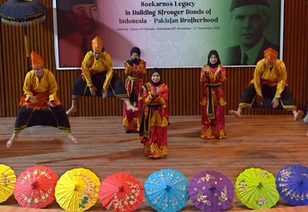 The Embassy of the Republic of Indonesia in collaboration with the National Archives of Indonesia, the National Library of Pakistan, and National Archives of Pakistan inaugurated today a week-long exhibition of “Soekarno’s Legacy in Building Stringer Bonds of Indonesia-Pakistan Brotherhood, National Library of Pakistan, 29 November-2 December 2023. The main objective of the exhibition generate more awareness among the people of Pakistan about the historic multi-dimensional Indonesia-Pakistan relationship.