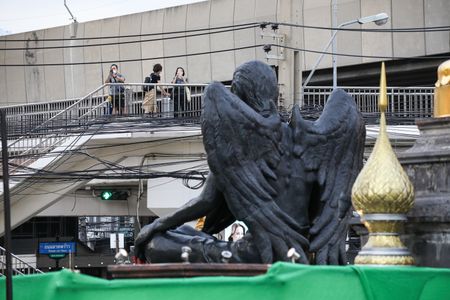 The Kru Kai Kaew sculpture is located at the Ratchada-Lat Phrao intersection. Make it a point of interest to the people who pass by both cars and pedestrians using the overpass across the intersection.