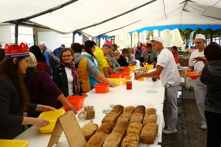 National Institute of the culture and heritage of the village presents the Bread Festival. Rural food and music are presented at the Old Town in Warsaw.