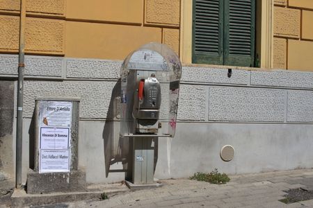 Throughout the city of Salerno, as well as throughout the Italian national territory in recent weeks the TIM (TIM is an Italian brand of Telecom Italia active in the mobile and fixed telephony sector. It was the first operator to consolidate in the Italian market and one of the first at the European level in this field, originally with the analog system TACS) has started the disposal of almost all the old public telephone booths, fallen into disuse in recent years due to the strong presence of mobile phones. The removal was announced through the appropriate signs placed on the booths and will be completed by the end of 2023 with the removal of about fifteen thousand installations of public telephone booths.