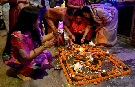 devotees with full devotion performing govardhan puja in new delhi