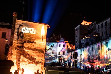 100,000 candles light up the historic center of Vallerano, a village on the outskirts of Rome. A tradition that is renewed, after the stop for the Covid-19. At 21.00 the Municipality switches off the public lighting and the candlelight remains between concerts and shows.