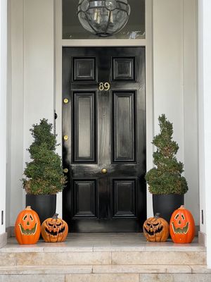 Homeowners in West London get ready for the Halloween with gorgeous decorations to welcome trick-or-treaters and host Halloween parties.
