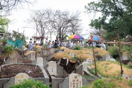 charitable foundation held a tradition of exhuming the deceased who had been buried for a very long time Rising out of the grave to clean up human skeletons. And prepare to collect for the merit-making ceremony according to the religious beliefs of Thai people of Chinese descent. at one of the cemeteries. Phahonyothin Road, Saraburi Province (about 90 kilometers north of Bangkok) on Sunday April 30, 2023.