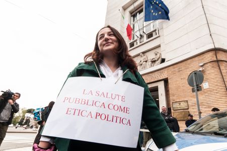 Protest by the mayors of the Molise Region this morning, 18 April, they went and gathered in Rome for a sit-in under the Ministry of Health to denounce the great difficulties of the Molise health service. They are protesting under the cry of Article 32 of the Italian Constitution for Minister Schillaci to find appropriate solutions for our territory as described and quoted in the Constitution.