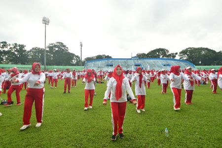 1000 elderly take part in morning exercise at Gajayana stadium.