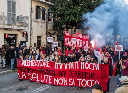 Associations, committees and citizens of the Castelli Romani took to the streets to protest against the mega-incinerator (a 600,000-ton per year plant) that the mayor of Rome, Roberto Gualtieri, would like to build in Santa Palomba, on the outskirts of the Castelli Romani. The procession, which started from the municipality of Albano Laziale and ended in Ariccia, was also attended by mayors of municipalities in the area, regional and municipal councilors.