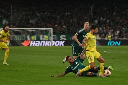 Mancini (no 17) of Panathinaikos stops the effort of Femenia (no 17) of Villarreal.
