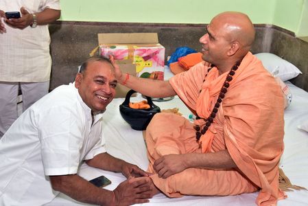 Soham Peethadhishwar, Swami Satyanand Ji Maharaj of Vrindavan is giving blessings to Agarwal community People at Bikaner
DINESH GUPTA BIKANER-09414253300