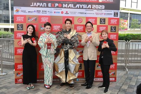From right Ms Yupharet Eakturapakal , Mr Takahashi Katsuhiko, Mr Naomichi Hanazano , Mr Takahashi wife and Ms Tomomi Kobayashi
The 5th edition of Japan Expo Malaysia 2023 returns after a break due to movement control for some years. This year Japan Expo Malaysia getting bigger in venue and more activities, Event include Japanese artists performance, art& culture, taste of Japan, travel , education and our brand new Digital Matsuri Play, a digital fun fair zone. Japan Expo Malaysia 2023 will be at Pavilion Bukit Jalil from 18 to 20 August 2023.