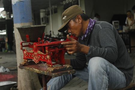 Workers complete repairs to update weighing equipment or test marks on measuring instruments commonly used by traders in supporting businesses or businesses in Caruban City, Madiun Regency