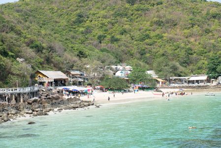 After the situation of COVID-19 subsides, tourists begin to travel back to Koh Lan Island, Pattaya, Thailand, Chonburi province. and It has been very popular with tourists. Even though this time is summer.