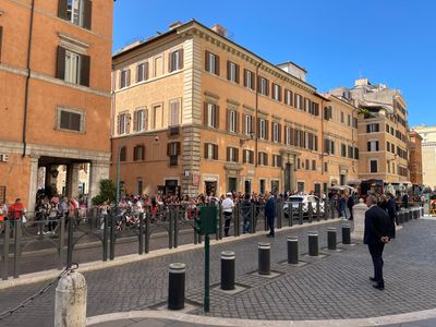 Ordinary citizens lined up to pay their last respects to President Emeritus Giorgio Napolitano at Palazzo Madama, seat of the Senate of the Republic. In the photos you can also see the deputies Maria Elena Boschi and Enrico Letta, accompanied by their collaborators. The secular state funeral will be held on Tuesday in Montecitorio.