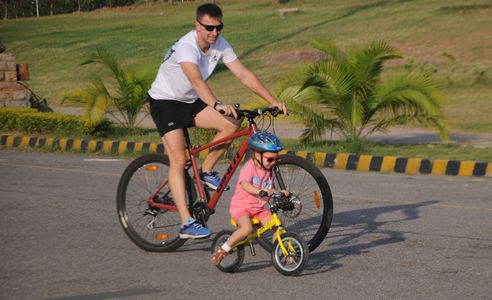 3 June is celebrated worldwide as World Bicycle Day to recognize bicycle as a reliable and sustainable means of transportation. The Embassy of Turkmenistan in collaboration with Serena Hotels, and Tabani Group of companies who provided bicycles, organized a cycling event to encourage people from all walks of life to adopt cycling, promoting an active lifestyle and ecofriendly practices.The cycle rally took off at D-chowk and culminated at Serena Business Complex in Islamabad, where attendees were served healthy refreshments. The event was attended by the diplomatic community, corporate and media personnel and Serena Hotel’s associates. The Chief Guest for the occasion was Special Secretary for the Ministry of Foreign Affairs, Mr. Syrus Sajjad Qazi.
