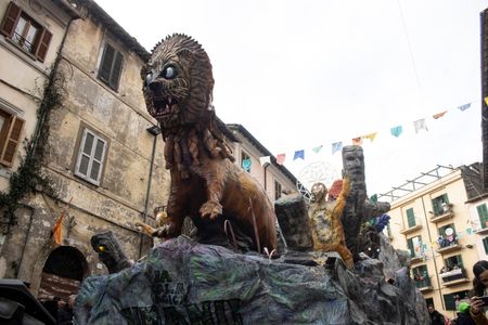 After two years of being stopped due to Covid, the Carnival invades Italy amidst colors and madness. In the village of Ronciglione, where Marco Mengoni was born, 15 days of madness and fun are staged. The Carnival is different from all of Italy because it combines papier-mâché allegorical floats and masquerades. Masquerades, sewn by professional seamstresses, go around the country, engaging people around the clock.